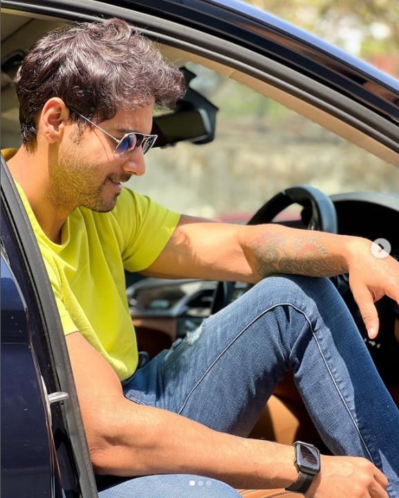 পর্দায় এর আগেও দর্শক যশ-নুসরত জুটিকে দেখেছে। তবে এই ধরণের গম্ভীর চরিত্রের জন্য এই জুটিতে কেন বাছলেন শিলাদিত্য? পরিচালক বলছেন, 'যশ আর নুসরতের চরিত্র দুটো বেশ সিরিয়াস। ছবিতে ওরা দুজনেই পিএইচডির ছাত্র-ছাত্রী। গল্পটা ২০০০ সালের। সেই সময়ের ছাত্র রাজনীতি একটা সম্পর্কে কীভাবে প্রভাব ফেলে সেটাই গল্প। দর্শক এই প্রথম ওদের এইরকম কোনও চরিত্রে দেখবেন। আমি নিজেই ওদের কাছে গিয়ে চিত্রনাট্য শোনাই।'