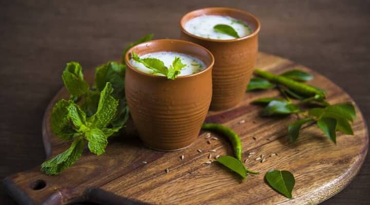 ताक : जर तुम्हाला बारीक व्हायचे असेल तर जेवणात ताक प्या. ताकामध्ये निरोगी बॅक्टेरिया, कार्बोहायड्रेट्स आणि लैक्टोज असतात, ज्यामुळे रोग प्रतिकारशक्ती वाढते. वजन नियंत्रणात ठेवण्यासाठी तुम्ही साधे किंवा मसाला ताक जेवणासोबत पिऊ शकता.