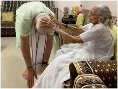 ममता के आंगन में दो साल बाद पीएम मोदी, मां हीराबेन के पैर छूकर लिया आशीर्वाद, देखें तस्वीरें