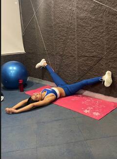 समुद्र की लहरों के बीच बिखरीं निया शर्मा, ब्लैक बिकिनी में शेयर कीं सेंशुअस फोटोज़