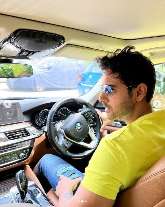 পরিচালক আরও বলেন, ' 'মাস্টারমশাই আপনি কিছু দেখেননি' ছাড়াও আরও চিত্রনাট্য শুনিয়েছিলাম ওদের। তবে ওরা এই ছবিটাই বাছল। আমার নিজেরও ভীষণ পছন্দ ছিল এই চিত্রনাট্যটা। ফলে কাজ শুরু। ওরা দুজনে উৎসুক ছিল এই চরিত্র দুটোর জন্য। যশের সঙ্গে আমি 'চিনেবাদাম'-এ কাজ করলাম। তবে নুসরতের সঙ্গে এটা আমার প্রথম কাজ।'