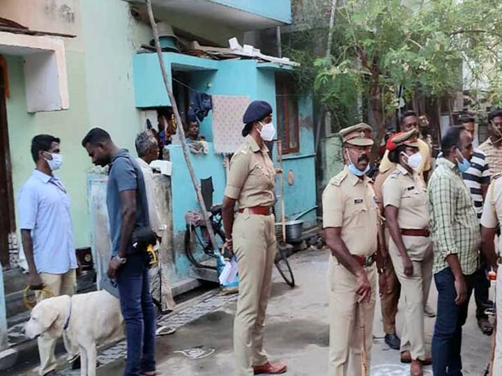 புதுச்சேரி : ரவுடிகளின் வீடுகளில் போலீசார் அதிரடி சோதனை; தொடர் குற்றங்களில் ஈடுபட்டால் குண்டர் சட்டம் பாயும் என காவல்துறை எச்சரிக்கை The police in the houses of the rupes are the action test Police warning that thug law will flow if they are involved in serial crimes புதுச்சேரி : ரவுடிகளின் வீடுகளில் போலீசார் அதிரடி சோதனை; தொடர் குற்றங்களில் ஈடுபட்டால் குண்டர் சட்டம் பாயும் என காவல்துறை எச்சரிக்கை