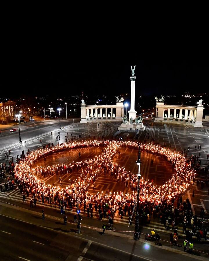 ஹங்கேரி புடபெட்ஸ்டில் உக்ரைன் நாடு மீது ரஷ்யா தாக்குதல் நடத்துவதற்கு எதிராக அமைதி வழியில் போராட்டம் நடத்தினர்