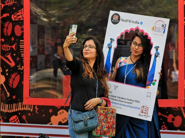 जयपुर लिटरेचर फेस्टिल 2022 में सेल्फी का क्रेज भी देखने को मिला. जयपुर लिटरेचर फेस्टिल 14 मार्च तक चलेगा.