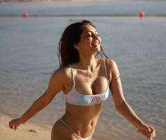 करण कुंद्रा की एक्स और फरहान की साली हैं बेहद ग्लैमरस, बिकिनी पहन देती हैं मदहोश पोज