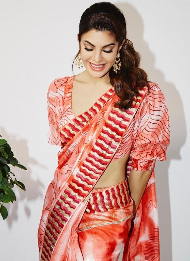 बॉलीवुड एक्ट्रेस जैकलीन फर्नांडिज़ सोशल मीडिया पर जबरदस्त एक्टिव रहने वाले स्टार्स में से एक हैं. जैकलीन अक्सर अपनी हॉट एंड सैक्सी फोटोज़ इंस्टाग्राम पर शेयर करती रहती हैं.