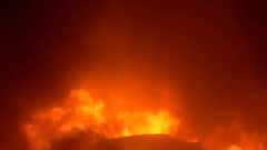 Tangra Fire: বিধ্বংসী আগুনে ভেঙে পড়ল গুদামের চাল। Bangla News