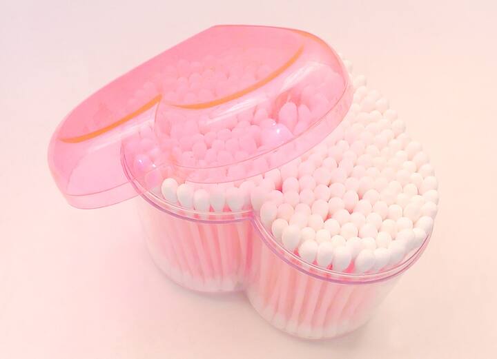 কানের হাড় ভেঙে যাওয়ার ঝুঁকি থাকে। শোনার ক্ষমতা হারানোর সম্ভাবনাও থাকে। কটন বাড ব্যবহারের ফলে কানে সংক্রমণের আশঙ্কা থাকে।