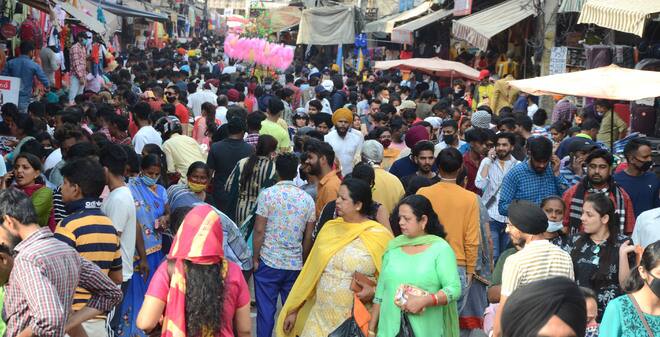 Crowds of people come to Jalandhar court complex to pay challan Challan : ਜਲੰਧਰ ਪੁਲਿਸ ਨੇ ਕੱਟੇ 12 ਹਜ਼ਾਰ ਲੋਕਾਂ ਦੇ ਚਾਲਾਨ, ਕੋਰਟ ਕੰਪਲੈਕਸ 'ਚ ਲੱਗੀ ਭੀੜ