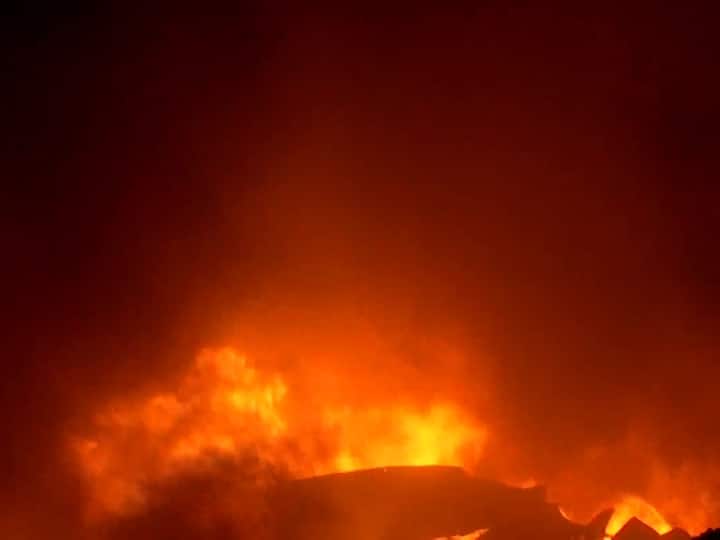 West Bengal A massive fire breaks out at a godown in the Tangra area of Kolkata fire tenders rushed to the spot know in detail कोलकाता में चमड़े के कारखाने में लगी भीषण आग, आसपास के इलाके को कराया गया खाली