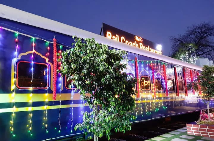 जबलपुर रेलवे स्टेशन के सर्कुलेटिंग एरिया में रेलवे के पुराने कोच को कोच रेस्टोरेंट में तब्दील कर दिया गया है और इसकी सुंदरता देखते ही बनती है. नीले रंग के कोच को एडवांस करके और इसके सामने ग्रीन एरिया बनाकर पूरे एंबिएंस को शानदार बनाया गया है.