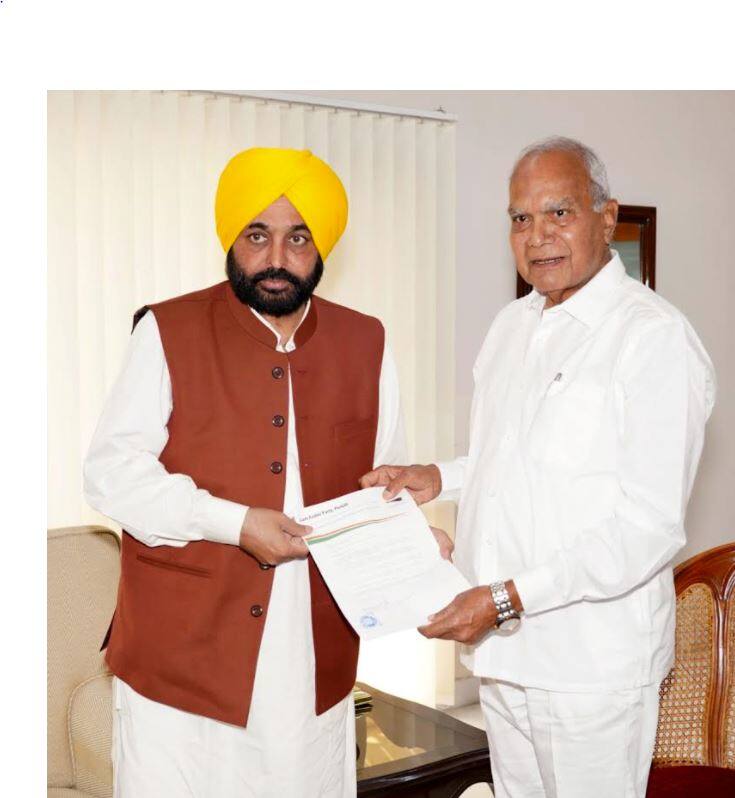 Bhagwant Mann meets Governor ; Stakes claim to form Government in Punjab ,will take an oath On March 16 ਭਗਵੰਤ ਮਾਨ ਨੇ ਰਾਜਪਾਲ ਨਾਲ ਮੁਲਾਕਾਤ ਕਰਕੇ ਸਰਕਾਰ ਬਣਾਉਣ ਦਾ ਕੀਤਾ ਦਾਅਵਾ ਪੇੇਸ਼ , 16 ਮਾਰਚ ਨੂੰ ਹੋਵੇਗਾ ਸਹੁੰ ਚੁੱਕ ਸਮਾਗਮ