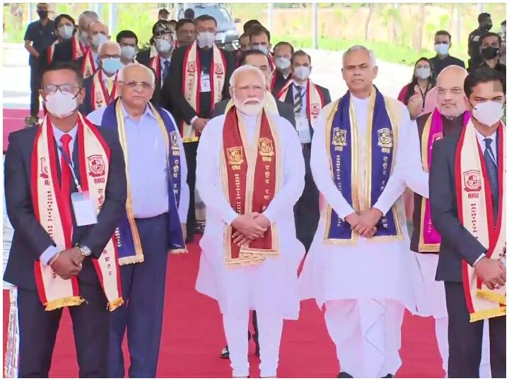 PM Modi inaugurated Central Defense University Union home minister was present ann अहमदाबाद दौरे के दूसरे दिन पीएम मोदी ने किया रक्षा विश्व विद्यालय का उद्घाटन, यूनिवर्सिटी में पीएम के लिये लगे ये नारे