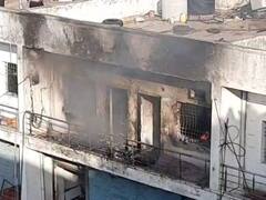 Ambikapur: अंबिकापुर में गिफ्ट शॉप में लगी भीषण आग, आधे घंटे लेट पहुंची फायर बिग्रेड की टीम, लाखों का सामान जलकर खाक