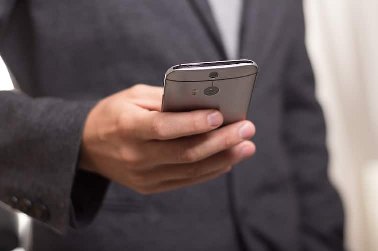 Mobile hacking new kolkata text message blast cyber fraud experts warns Hacking: মোবাইলে একসঙ্গে গুচ্ছ গুচ্ছ মেসেজ আসছে? এবার ছকভাঙা প্রথায় হ্যাকিং শুরু প্রতারকদের