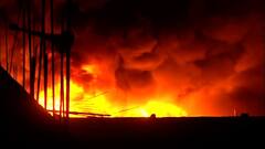 Tyangra Fire: ক্রমশই বাড়ছে ট্যাংরায় চামড়ার গুদামে আগুনের লেলিহান শিখা । Bangla News