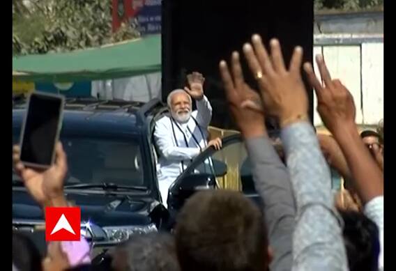 પ્રધાનમંત્રીનો રોડ શો શરૂ, મોદીએ કારમાંથી બહાર નીકળી ઝીલ્યું લોકોનું અભિવાદન, જુઓ વીડિયો