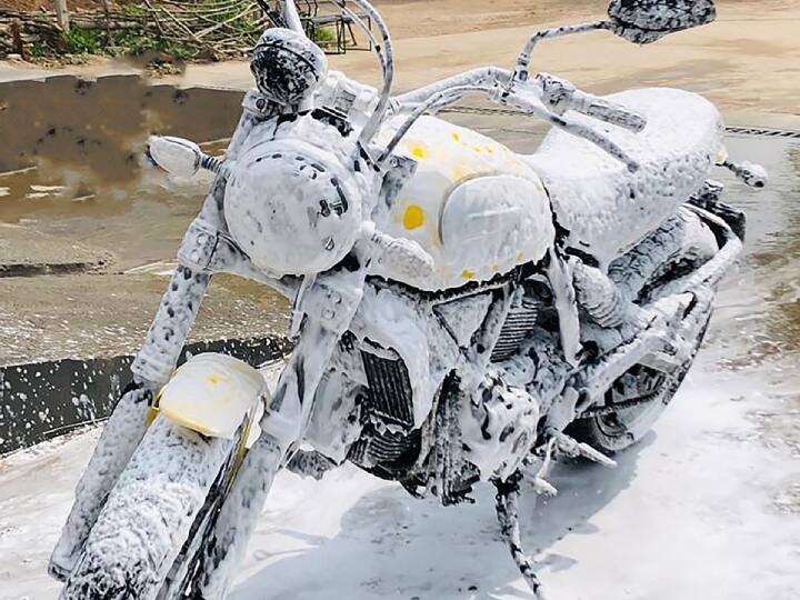 मोटरसाइकिल धोने के लिए हमेशा बाइक शैंपू का इस्तेमाल करें. यह आपकी मोटरसाइकिल की शाइन को बरकरार रखने में मददगार साबित होता है.