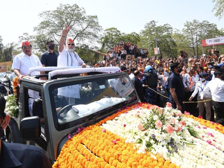 pm modi gujarat tour second day today met his mother heeraben in gandhinagar PM Modi In Gujarat : पंतप्रधान मोदींच्या गुजरात दौऱ्याचा आज दुसरा दिवस, 'या' कार्यक्रमांना लावणार हजेरी