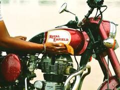 Bike care: बाईक धुताना 'या' गोष्टींची घ्या काळजी, नाहीतर होऊ शकतं नुकसान; फॉलो करा या टिप्स