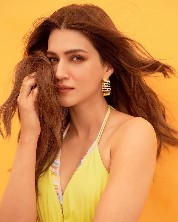 ये स्टार्स काफी दिनों से फिल्म को प्रमोट करते नजर आ रहे हैं. हाल ही में होली का त्योहार सेलिब्रेट करने बच्चन पांडे की टीम कपिल शर्मा के शो में पहुंची थी.
