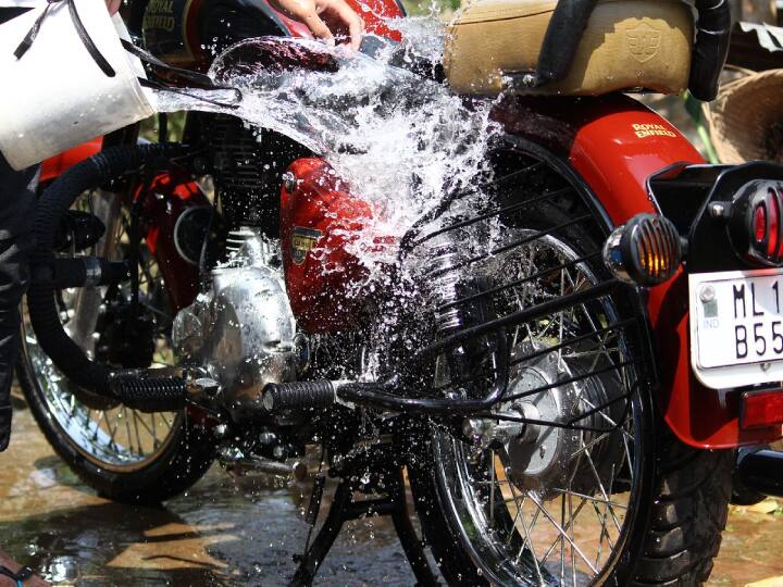 जब भी आप बाइक धोएं तो कोशिश करें कि बाइक के एग्जास्ट पाइप यानी साइलेंसर में पानी ना भरे क्योंकि अगर उसके अंदर पानी चला गया तो बाइक स्टार्ट होने में दिक्कत कर सकती है.