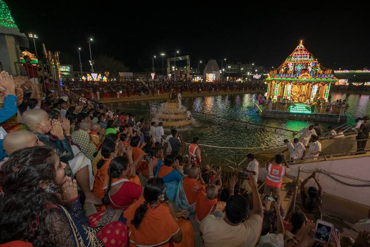 విద్యుద్దీపాలు, పుష్పాలతో సర్వాంగసుందరంగా అలంకరించిన తెప్పపై సీత, లక్ష్మణ, ఆంజనేయ స్వామి సమేతంగా శ్రీరామచంద్రమూర్తి భక్తులకు దర్శనమిచ్చారు.