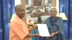 Yogi in Delhi: CM-elect Adityanath flashes victory sign | ABP News