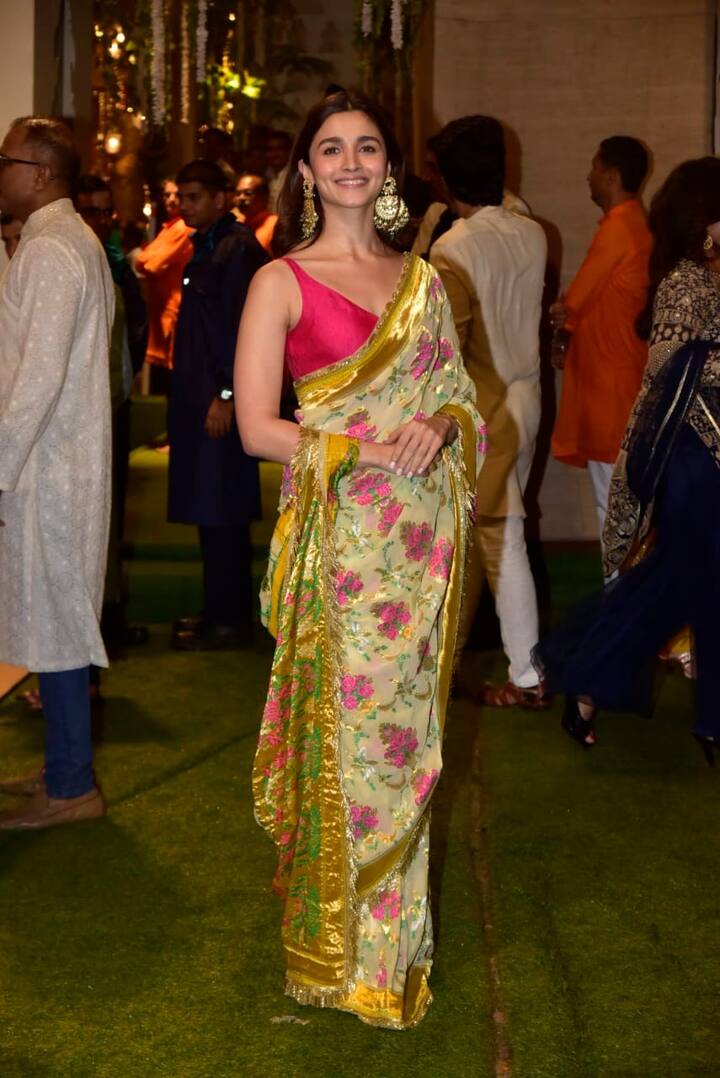 कहना गलत नहीं होगा कि किसी भी तरह की साड़ी हो आलिया उसे बहुत ही खूबसूरती और शानदार तरीके से कैरी करी करना जानती हैं.