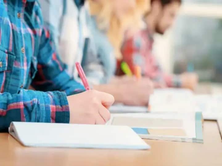St. Xavier's College insists on taking the offline exam St. Xavier's College : विद्यार्थ्यांचा विरोध डावलत सेंट झेवियर्स महाविद्यालय ऑफलाइन परीक्षा घेण्यावर ठाम