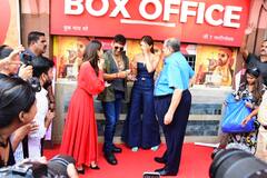 बच्चन पांडे बनकर दर्शकों के बीच नजर आए अक्षय कुमार, थिएटर पर टिकट खरीदते दिखे एक्टर