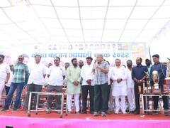 PHOTO : प्रकाश आंबेडकरांची क्रिकेटच्या मैदानावर फटकेबाजी