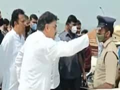 Janasena: పోలీసులపై జనసేన లీడర్ల ఆగ్రహం, వారధిపై నిరసన - పోలీసుల్ని నిలదీసిన నాదెండ్ల మనోహర్