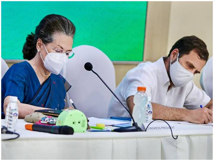 सीडब्ल्यूसी की बैठक में कांग्रेस पार्टी ने अध्यक्ष सोनिया गांधी से आग्रह किया गया कि वह संगठनात्मक चुनाव संपन्न होने तक अध्यक्ष बनी रहें और पार्टी को मजबूत बनाने के लिए जरूरी कदम उठाएं.