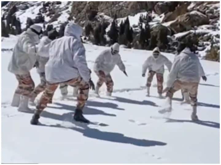 itbp jawan playing kabbadi in snow covered himalayas in himachal pradesh Viral Video : बर्फाच्छादित डोंगरावर रंगला कबड्डीचा खेळ; ITBP जवानांचा व्हिडीओ व्हायरल