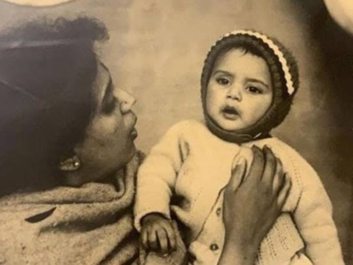 swara bhaskar childhood photo actress in her mother lap look viral मां की गोद में दिख रही यह क्यूट बच्ची है बॉलीवुड की बेबाक एक्ट्रेस, आप पहचान पाए क्या ?