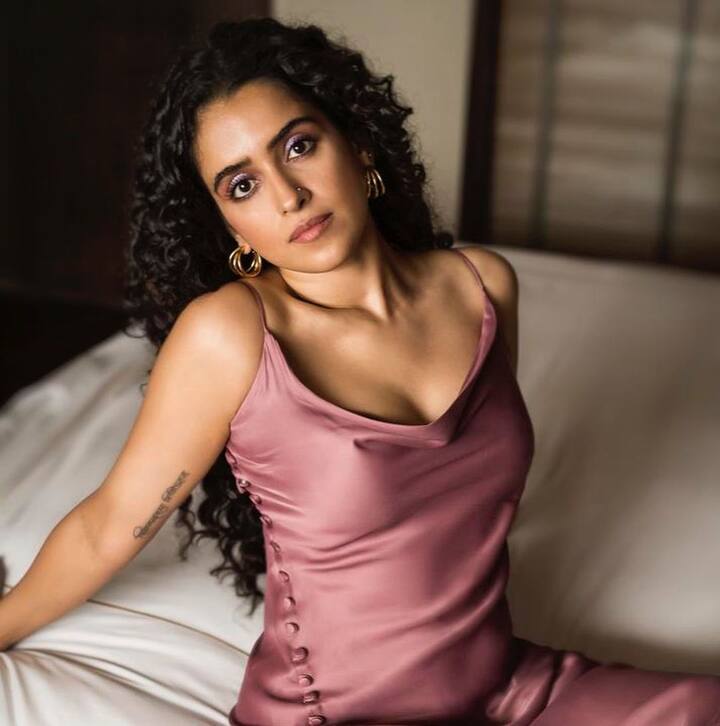 अगर सान्या मल्होत्रा को बॉलीवुड की बिकनी बेब कहा जाए तो वह भी गलत नहीं होगा. उनके करली हेयरस्टाइल उनके इस ग्लैम लुक को कंप्लीमेंट करते नजर आते हैं.