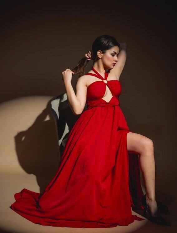 ਅਵਨੀਤ ਕੌਰ ਸੋਸ਼ਲ ਮੀਡੀਆ 'ਤੇ ਪ੍ਰਸ਼ੰਸਕਾਂ ਨੂੰ ਆਪਣਾ ਗਲੈਮਰਸ ਅੰਦਾਜ਼ ਦਿਖਾਉਂਦੀ ਰਹਿੰਦੀ ਹੈ। ਉਨ੍ਹਾਂ ਦੀਆਂ ਤਸਵੀਰਾਂ ਪੋਸਟ ਹੁੰਦੇ ਹੀ ਵਾਇਰਲ ਹੋ ਜਾਂਦੀਆਂ ਹਨ। ਪ੍ਰਸ਼ੰਸਕਾਂ ਨੂੰ ਅਵਨੀਤ ਦਾ ਕਾਤਲਾਨਾ ਅੰਦਾਜ਼ ਪਸੰਦ ਹੈ।