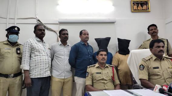 క్యాష్ వదిలేసి కేవలం వాటి కోసమే చోరీలు: Nellore Police Arrest Criminals Who Rob ATMs | ABP Desam