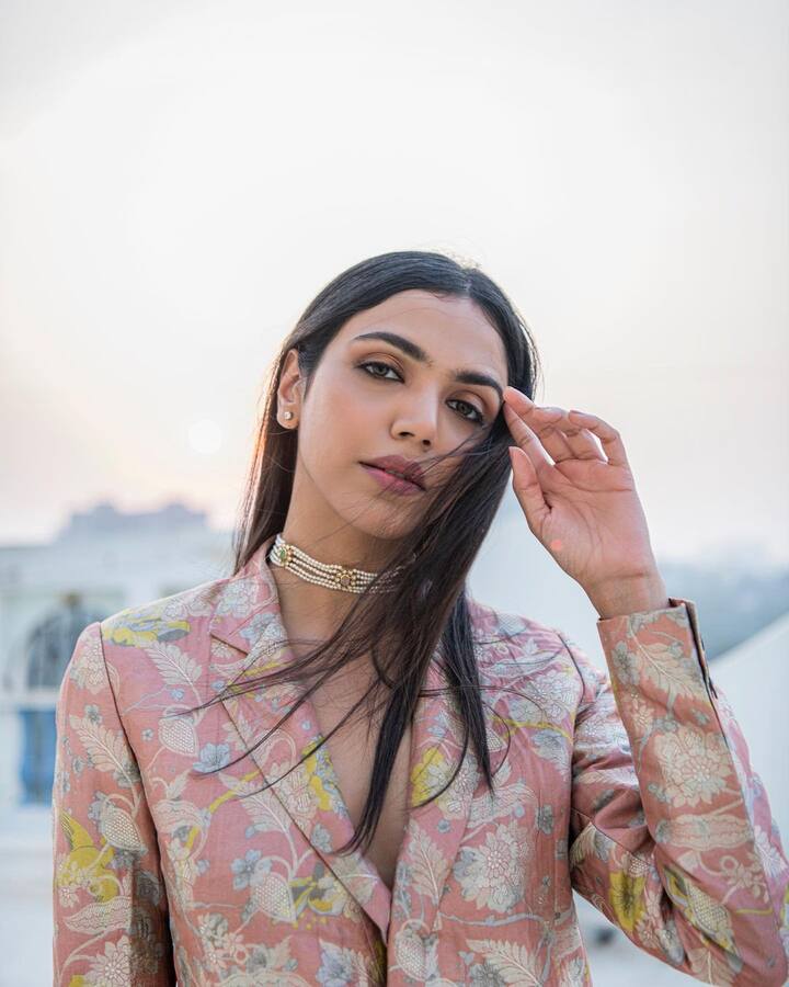 लेकिन पहले सीजन के आखिरी एपिसोड में मुन्ना भैया गुड्डू पंडित की वाइफ को गोली से उड़ा देते हैं और उनका चैप्टर वहीं क्लोज कर देते हैं.