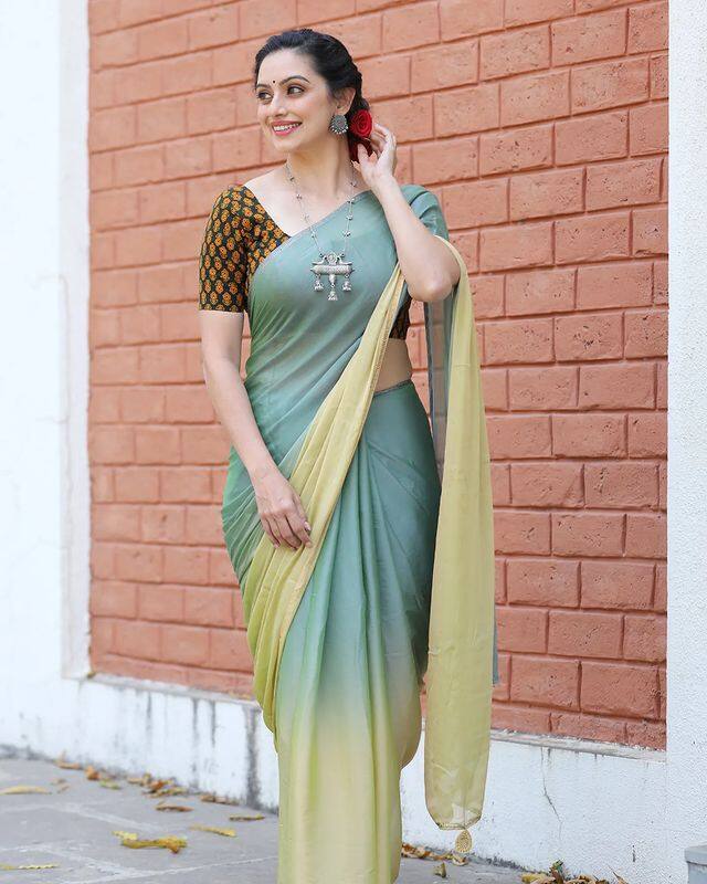 अभिनेत्री श्रुती मराठेनी आपल्या सौंदर्याने आणि मोहक अदांनी प्रेक्षकांना नेहमीच घायाळ केलं आहे.  (PHOTO:/shrumarathe/IG)