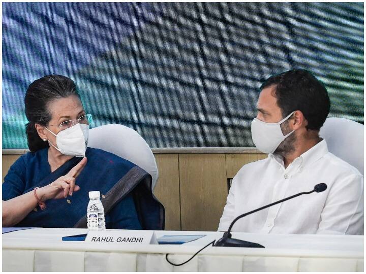 सीडब्ल्यूसी की बैठक के दौरान पार्टी के कई नेता एवं कार्यकर्ता पार्टी के मुख्यालय के निकट एकत्र हुए और राहुल गांधी के समर्थन में नारेबाजी की तथा उन्हें पार्टी की कमान एक बार फिर से सौंपने की मांग की.