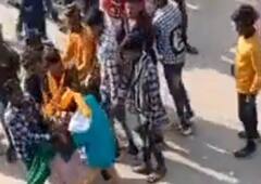 Watch: MP 'ਚ ਨੌਜਵਾਨਾਂ ਦੇ ਗਰੁੱਪ ਨੇ ਕੀਤੀ ਲੜਕੀ ਨਾਲ ਛੇੜਛਾੜ , ਵੀਡੀਓ ਹੋਇਆ ਵਾਇਰਲ