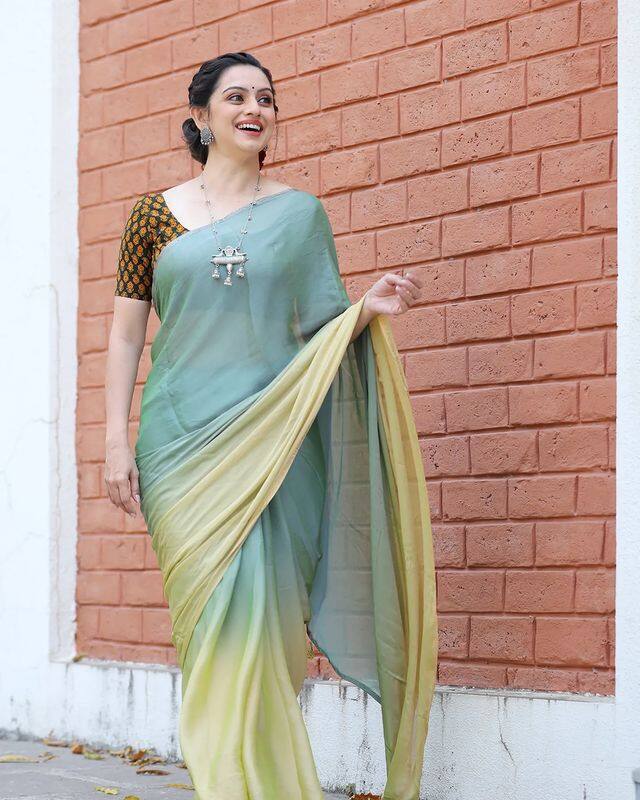 या फोटोत श्रुती मराठे खूपच सुंदर दिसत असून चाहते त्यावर लाईक आणि कमेंटचा वर्षाव करत आहेत.  (PHOTO:/shrumarathe/IG)
