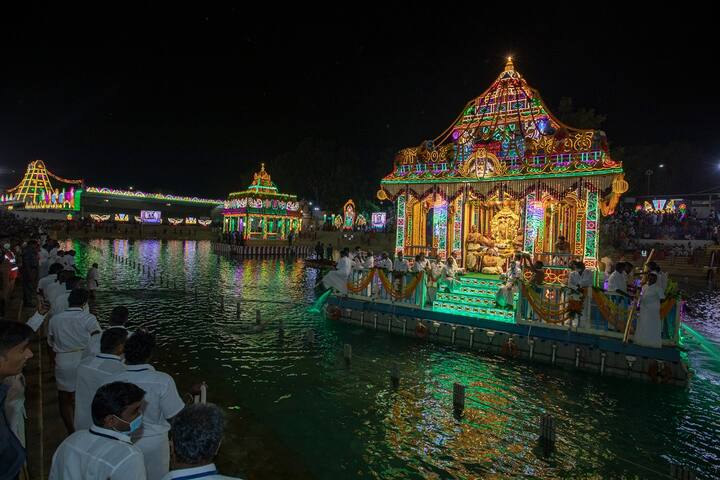 తొలిరోజు సీతారామలక్ష్మణ ఆంజనేయ స్వామి వారు పుష్కరిణిలో తెప్పపై మూడు సార్లు తిప్పారు.