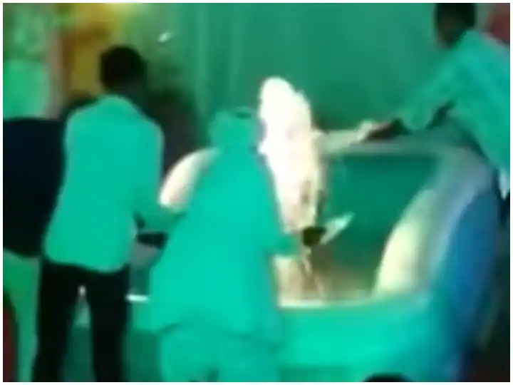 Watch Video : ਵਿਆਹ 'ਚ ਆਏ ਮਹਿਮਾਨਾਂ ਨੂੰ ਧੋਨੀਆਂ ਪੈ ਗਈਆਂ ਖਾਣੇ ਵਾਲੀਆਂ ਪਲੇਟਾਂ, ਵੀਡੀਓ ਦੇਖ ਹਰ ਕੋਈ ਹੈਰਾਨ 