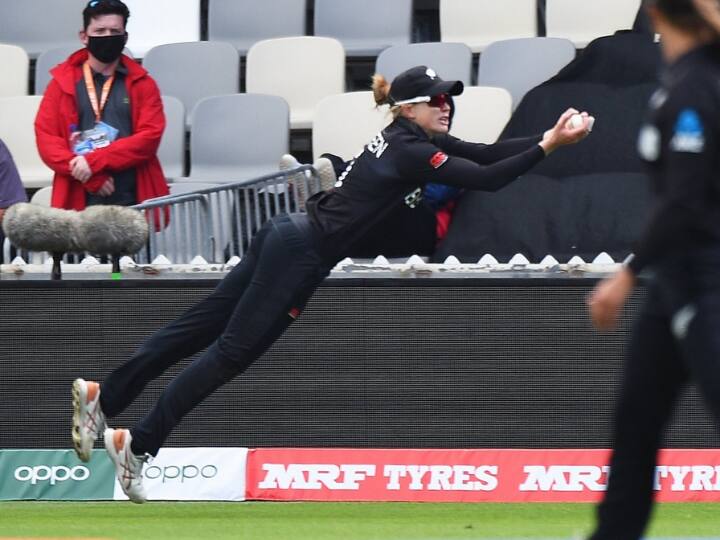 Watch Video: क्रिकेटर म्हणावं की सुपरवूमन! मॅडी ग्रीनचा अप्रतिम झेल पाहून समालोचकासह प्रेक्षकही आश्चर्यचकित! WATCH: Maddy Green Becomes A 'Superwoman' On The Boundary Watch Video: क्रिकेटर म्हणावं की सुपरवूमन! मॅडी ग्रीनचा अप्रतिम झेल पाहून समालोचकासह प्रेक्षकही आश्चर्यचकित!