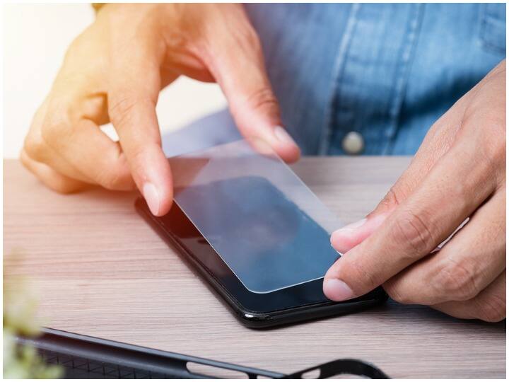 Smartphone Tips for Tempered Glass which tempered is better for mobile फोन पर टेम्पर्ड ग्लास लगवाते वक्त बरती ये लापरवाही तो हो सकता है काफी नुकसान