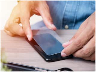 फोन पर टेम्पर्ड ग्लास लगवाते वक्त बरती ये लापरवाही तो हो सकता है काफी नुकसान