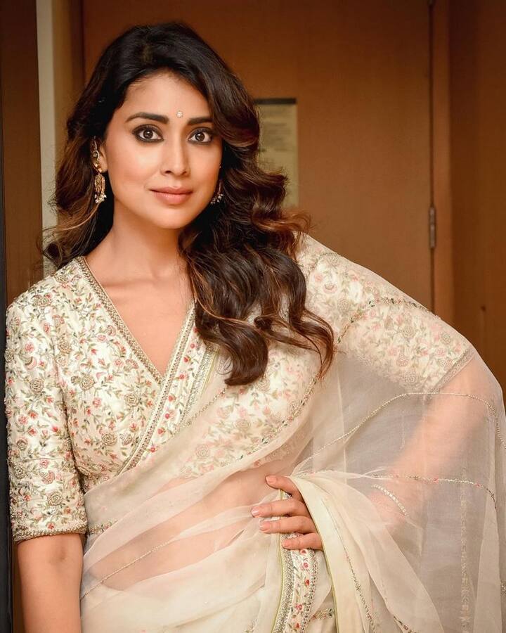 తాజాగా ఈమెకి సంబంధించిన కొన్ని ఫోటోలు సోషల్ మీడియాలో వైరల్ అవుతున్నాయి. (Courtesy : Shriya Saran Instagram)